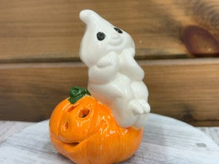 Clay Magic 1540 - Ghost on a pumpkin